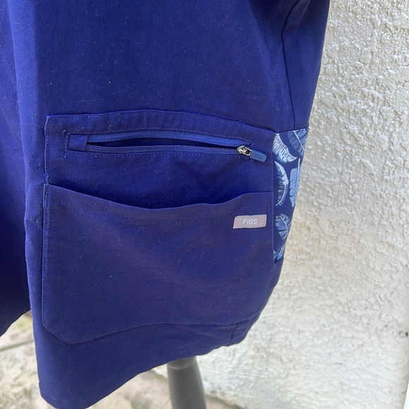 FIGS Navy Blue V-Neck Technical Scrub Short Sleeve Top Women's Size XL - Picture 2 of 7